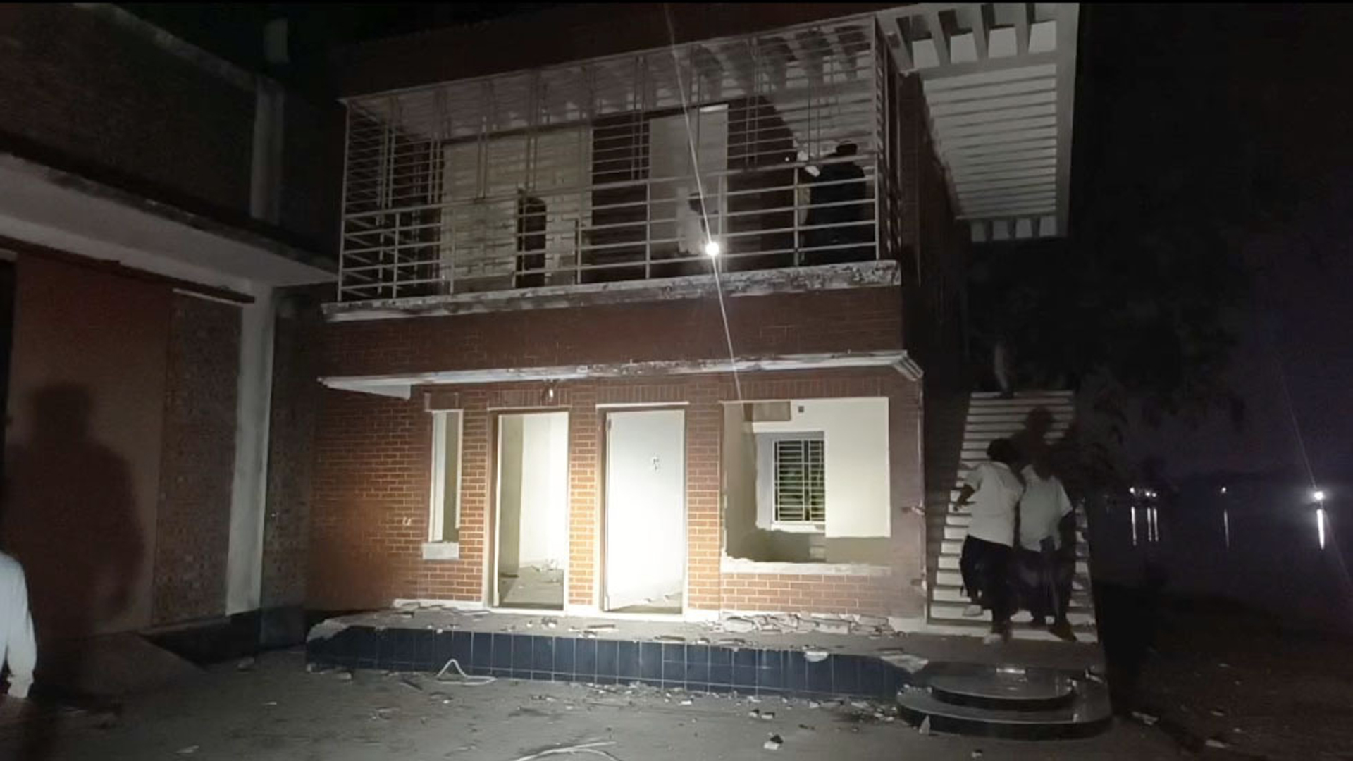 শেখ হাসিনা ও রেহানার পৈত্রিক গেস্ট হাউজ ভাঙচুর